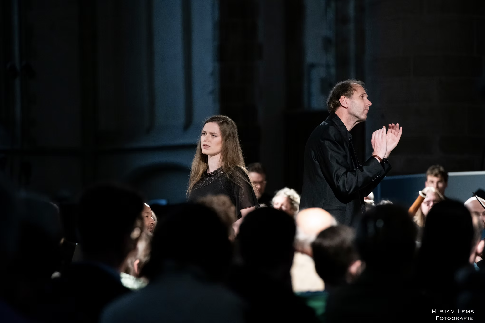 Nanette Mans als solist tijdens een uitvoering in een kerk